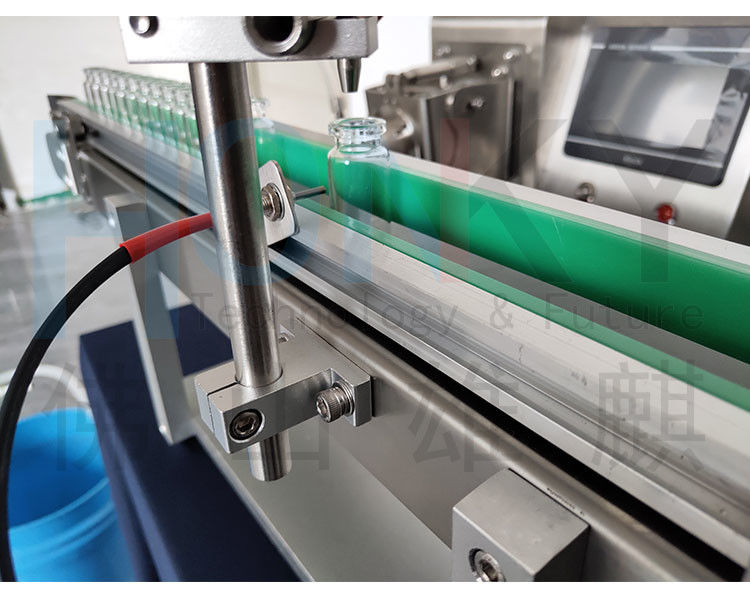 เครื่องเติมน้ํายากระป๋อง 5 มิลลิลิตร เครื่องเติมน้ํายากระป๋องขนาดเล็ก พร้อมเครื่องขนส่งอาหารกระป๋องและ Samll Bach สําหรับการเติมน้ํามันเสริม