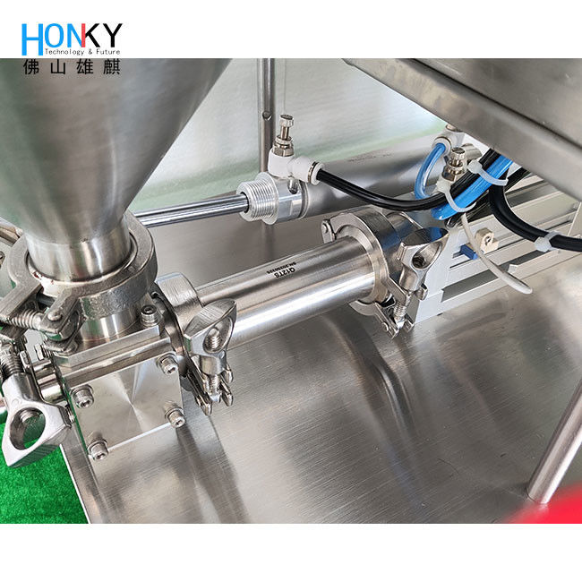 เครื่องบรรจุขวดครีมไวท์เทนนิ่งแบบสายพานตั้งโต๊ะสำหรับใช้ในปริมาณน้อย พร้อมปั๊มลูกสูบเซรามิกความแม่นยำสูงสำหรับการบรรจุเครื่องสำอาง